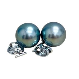 K18WGピアス 黒系真珠付き