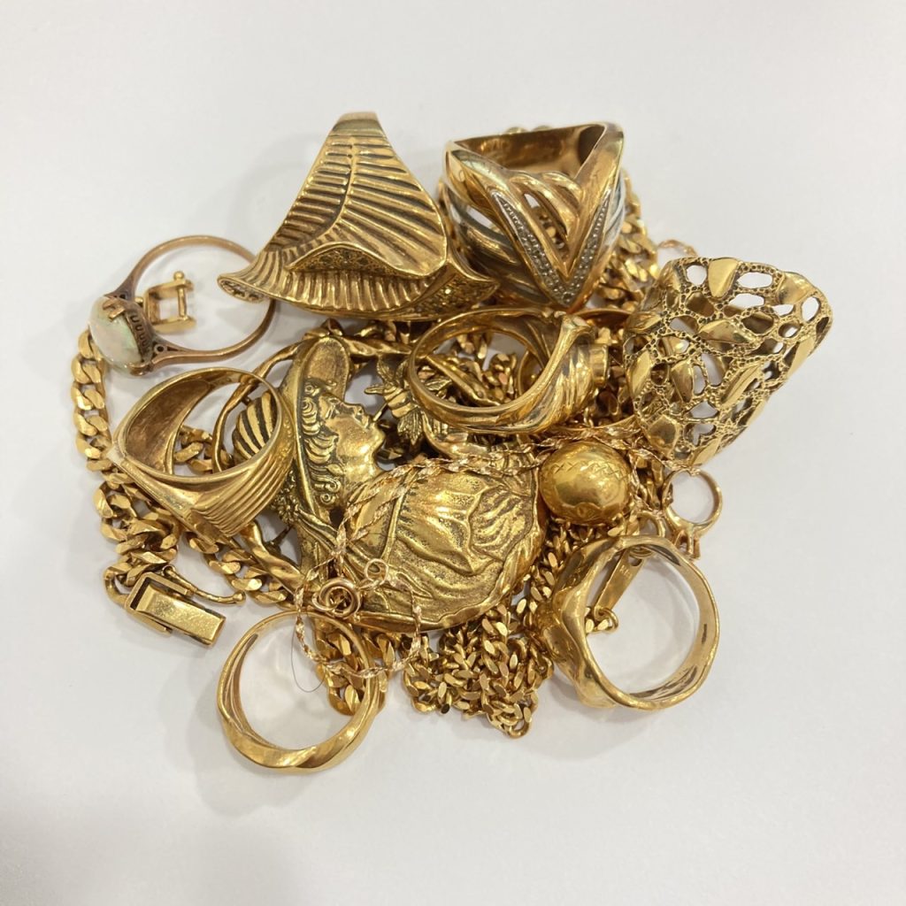 金のアクセサリー