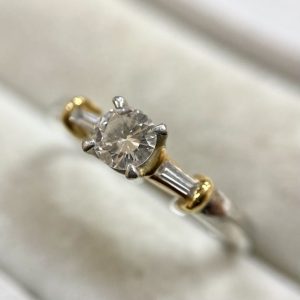 最終日値下げ　K18 テーパーカット　天然ダイヤモンド　リング 楽天市場】K18 テーパーバゲットカット 天然ダイヤモンド 0.15ct
