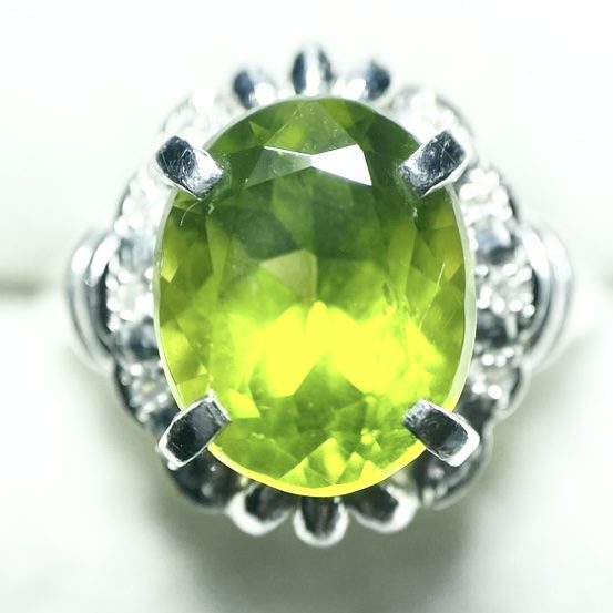 ペリドット4.25ct メレダイヤ0.03ct Pt900 リング