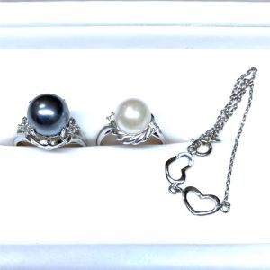 Pt900 プラチナ 黒真珠 メレダイヤ付きリングの買取実績 | 買取