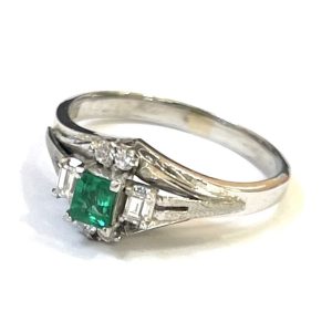 Pt900 プラチナ900 エメラルド 10.94ct ペンダントトップの買取