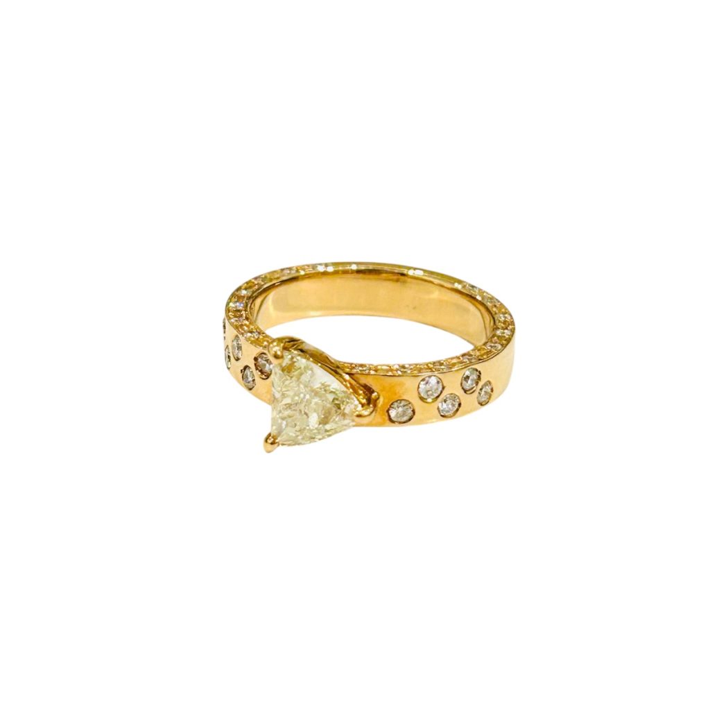 K18 イエローダイヤ0.8ct&メレダイヤ0.4ct付きリング