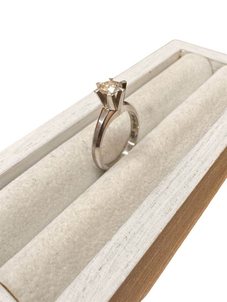 Pt900(プラチナ900)　ダイヤモンド付きリング　札幌