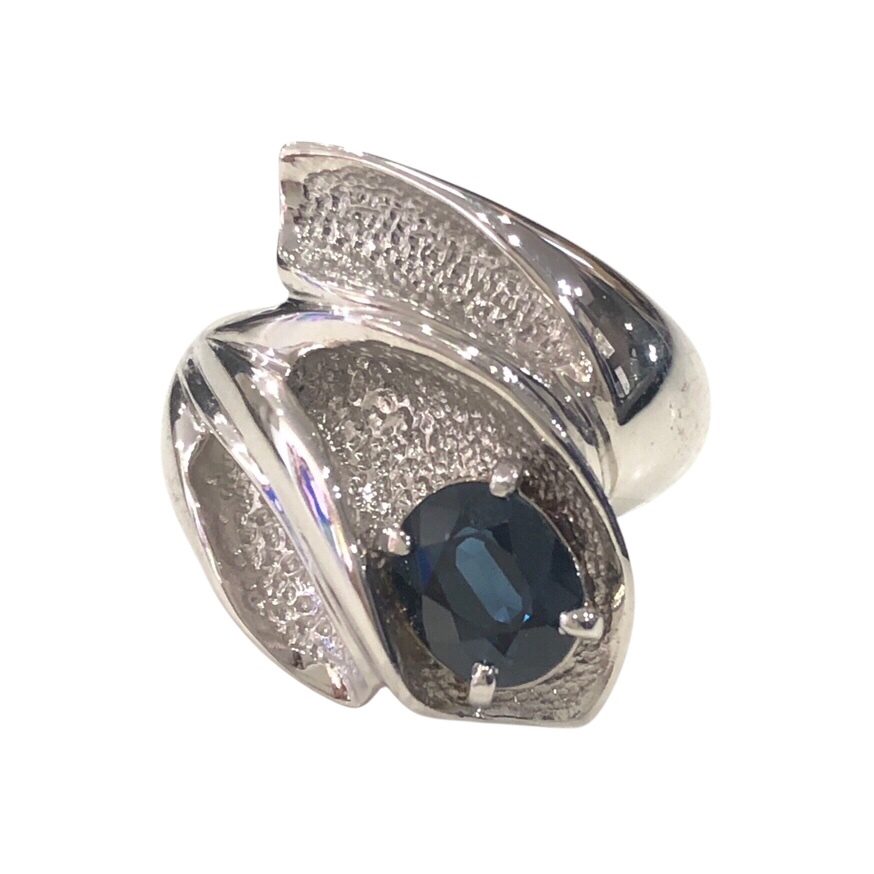 Pt900(プラチナ) 　サファイア2ct、メレダイヤモンド　リング
