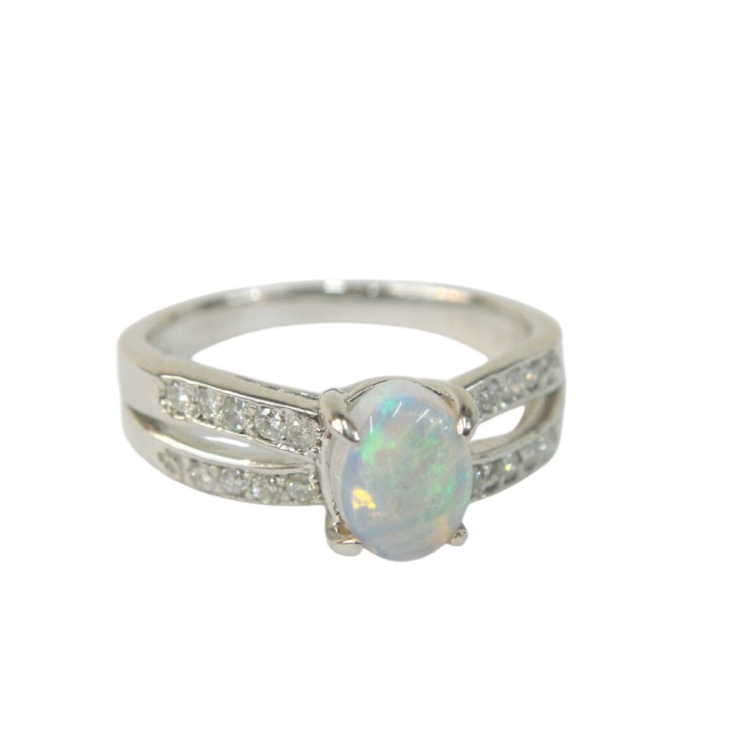 K18WG(ホワイトゴールド) オパール0.5ct メレ0.2ct リング
