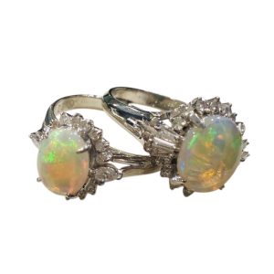 Pt900(プラチナ900)　ホワイトオパール、メレダイヤ　リング