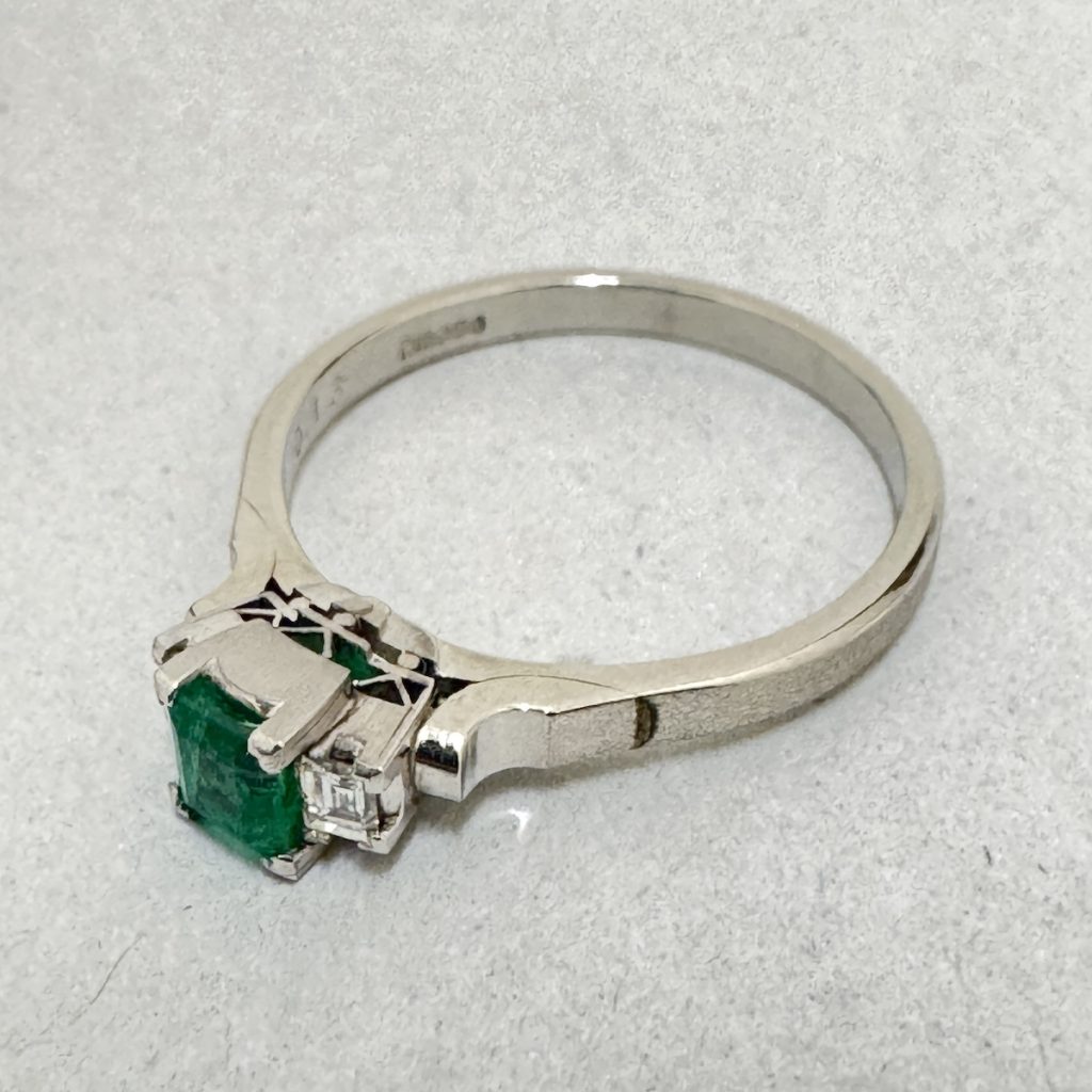 Pt900 / リング / エメラルド / 宝石 / プラチナ