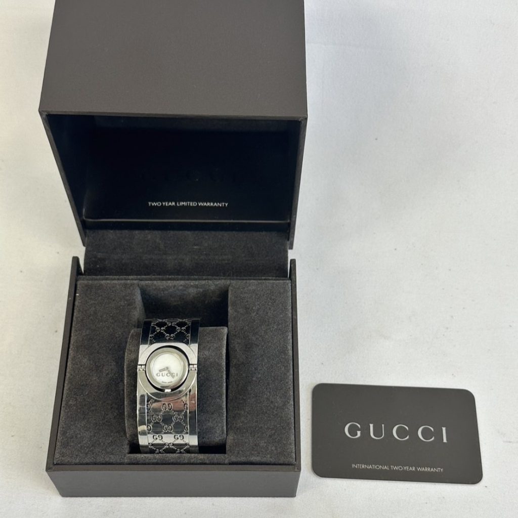 GUCCI　バングルウォッチ　GG柄ステンレススチール
