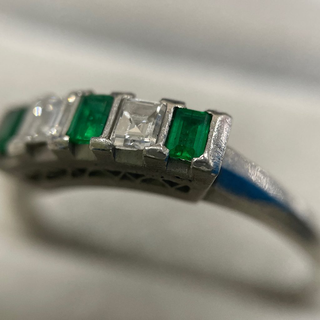 プラチナのお買い取りならお任せください！ | pt900ダイヤエメラルド付きリングのお買い取り | 取手市桑原