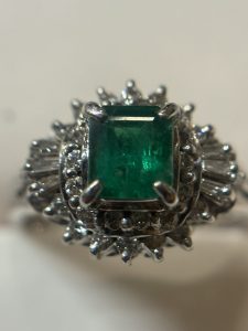 Pt900（プラチナ900） エメラルドリング ダイヤ取り巻きデザイン