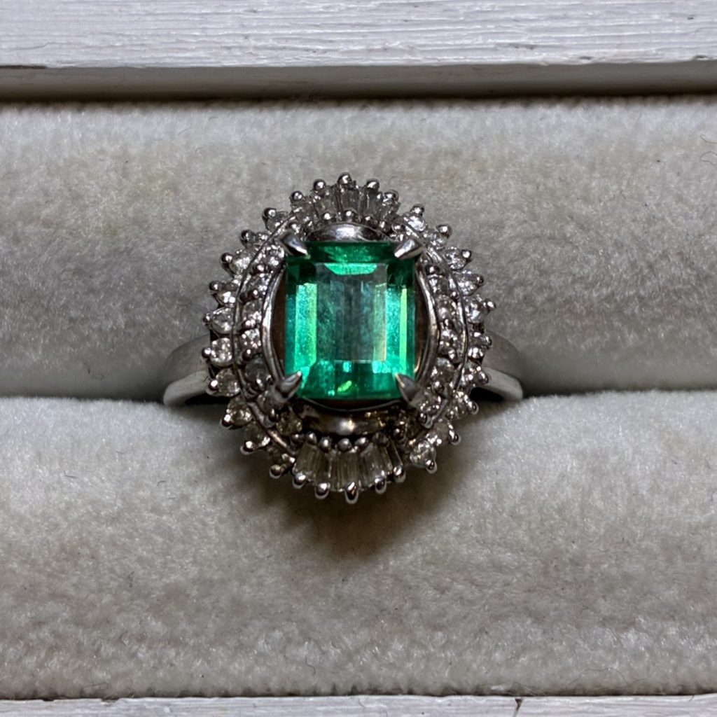 Pt900 エメラルド・ダイヤモンドリング