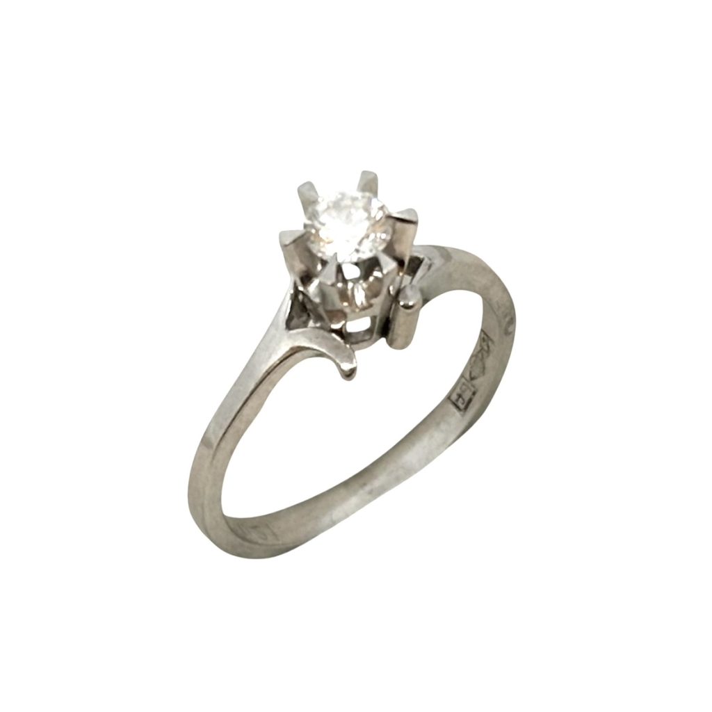 Pt900 ダイヤモンドリング（立て爪タイプ）