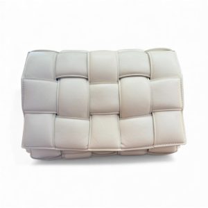 ボッテガヴェネタ（BOTTEGA VENETA）パデッドカセットバッグ