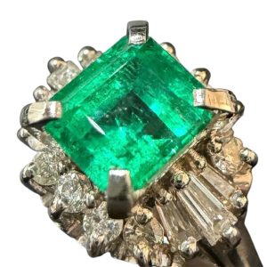 Pt900(プラチナ) エメラルド0.7ctメレ0.3ct リング