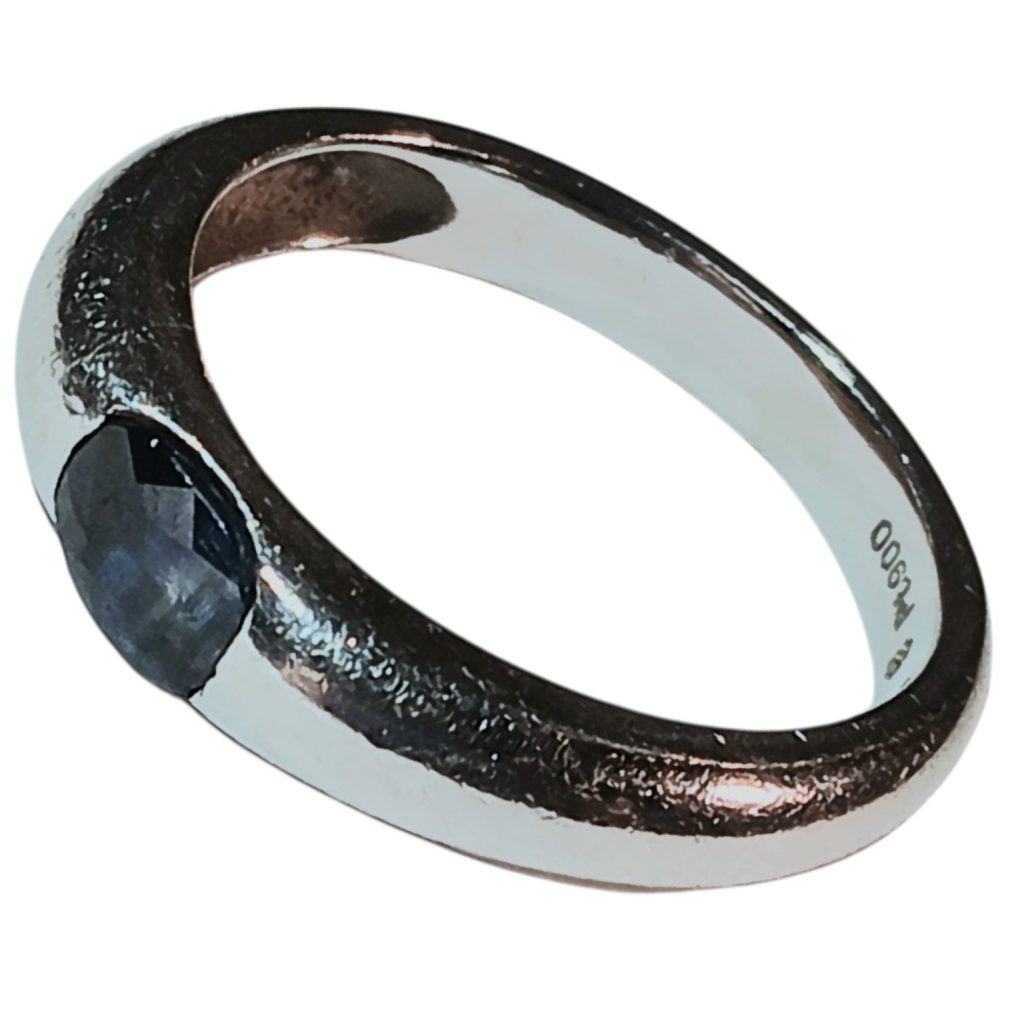 Pt900(プラチナ)サファイア付きリング