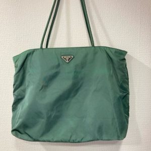 プラダナイロントートバッグ