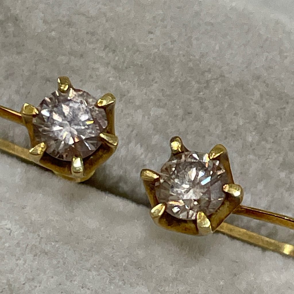 金プラチナの価格高騰中！| k18ダイヤモンド付きピアスの買い取り｜我孫子市南新木