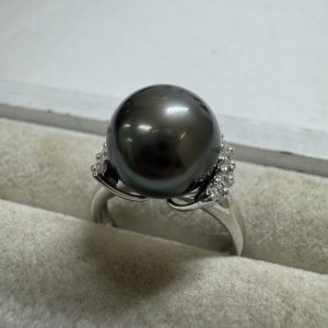 Pt900 黒蝶真珠 リング メレダイヤ付き
