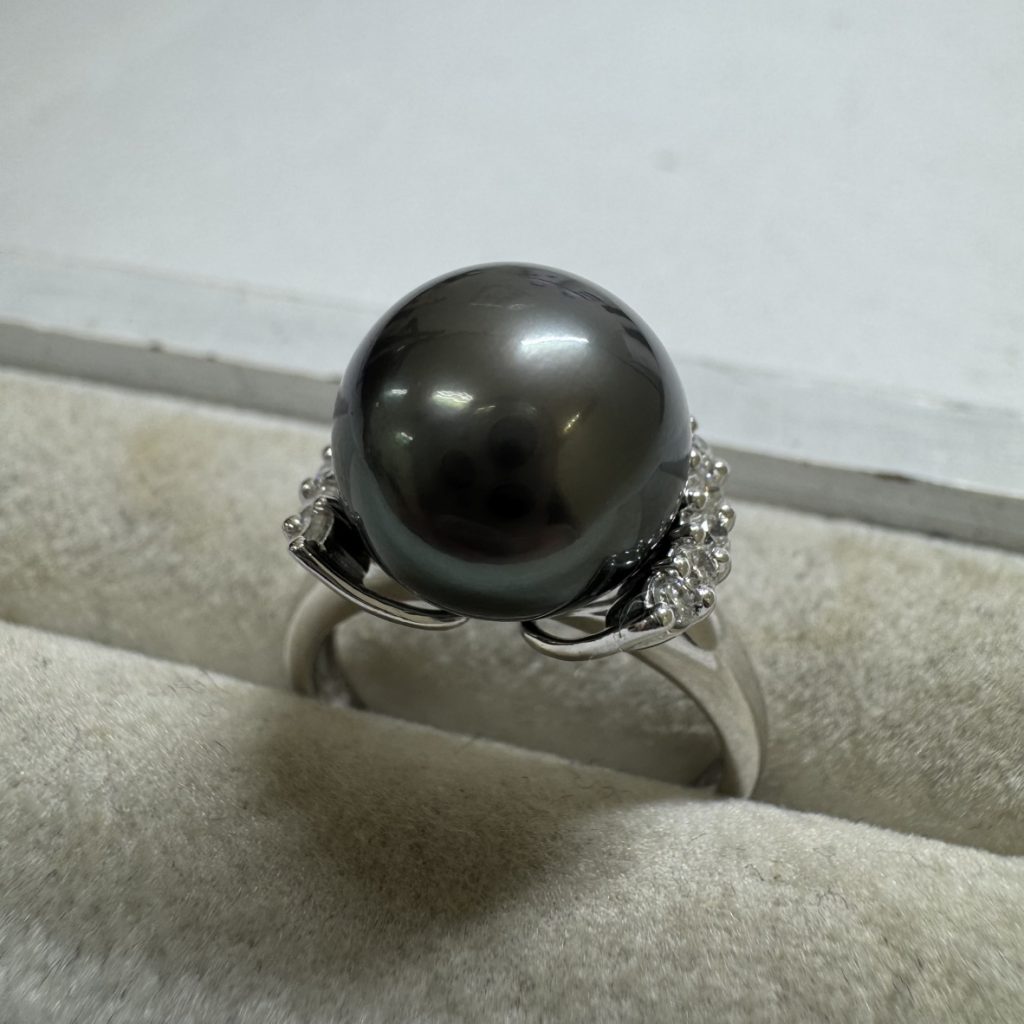 Pt900 黒蝶真珠 リング メレダイヤ付き