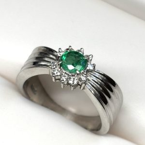 Pt900 エメラルド ダイヤモンド付きリング