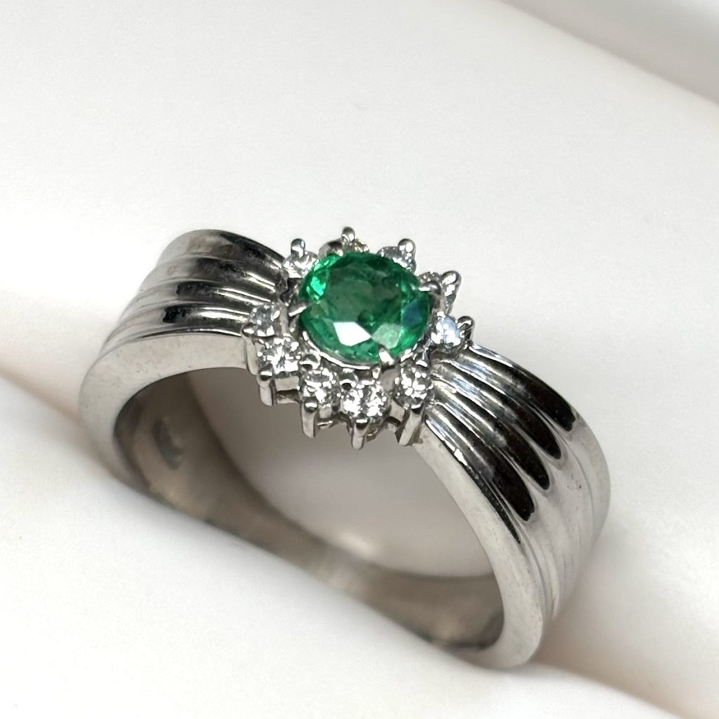 Pt900 エメラルド ダイヤモンド付きリング