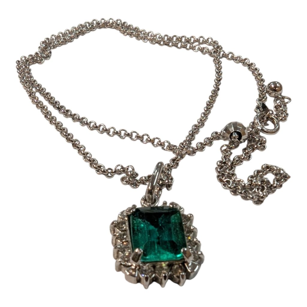 Pt900 エメラルドネックレス