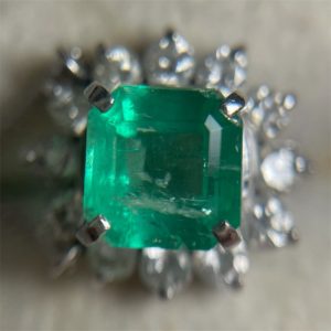 函館市でPt900エメラルド×メレダイヤリングを高額査定 宝石の状態を細部まで確認します