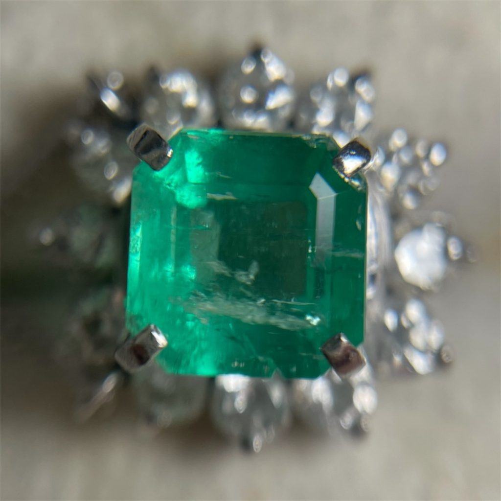 函館市でPt900エメラルド×メレダイヤリングを高額査定 宝石の状態を細部まで確認します