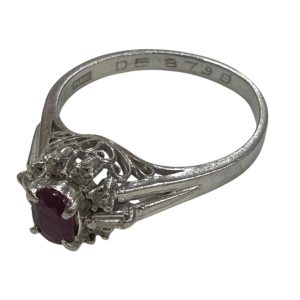 Pt900 プラチナリング ルビー付き