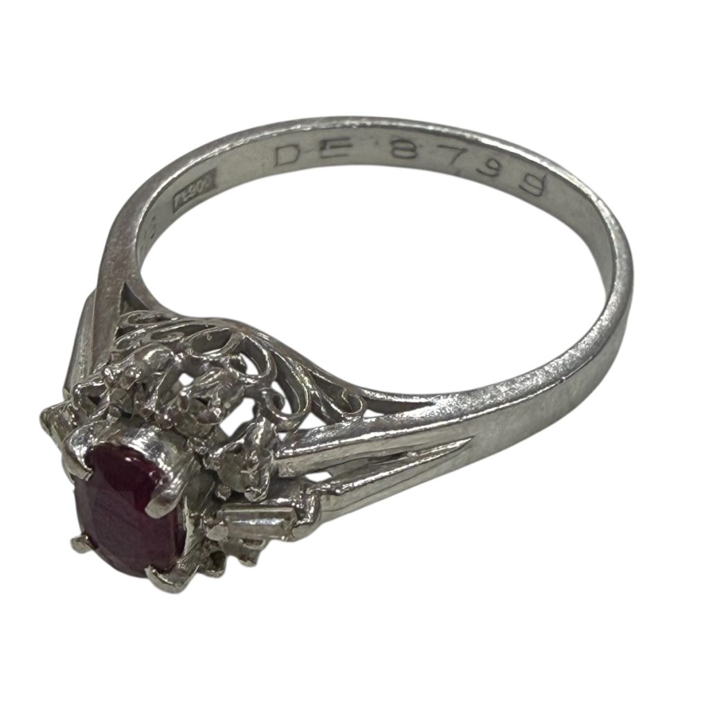 Pt900 プラチナリング ルビー付き