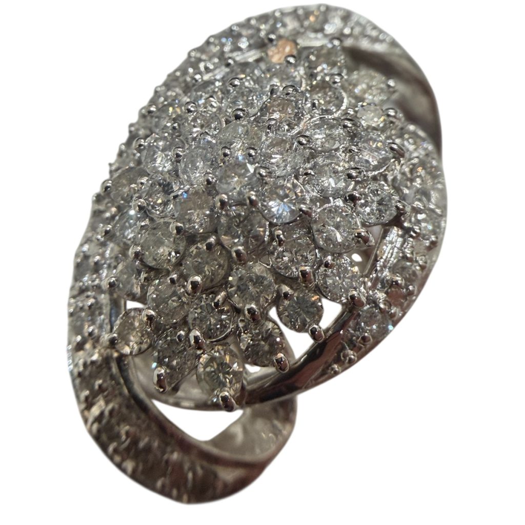 Pt900 メレダイヤ付き トップ・ブローチ 高価買取｜函館【買取専門店さすがやグランディールイチイ店】