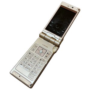 壊れたガラケー（携帯電話）