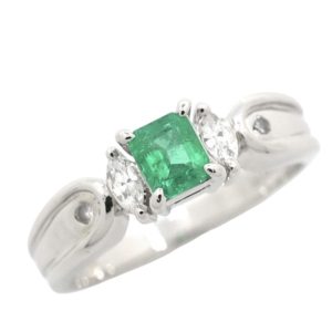Pt900(プラチナ) エメラルド0.38ct メレ0.18ct リング