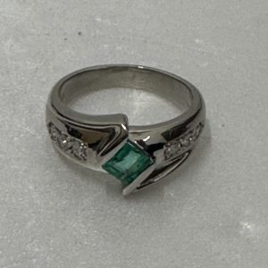 Pt900　エメラルド　リング