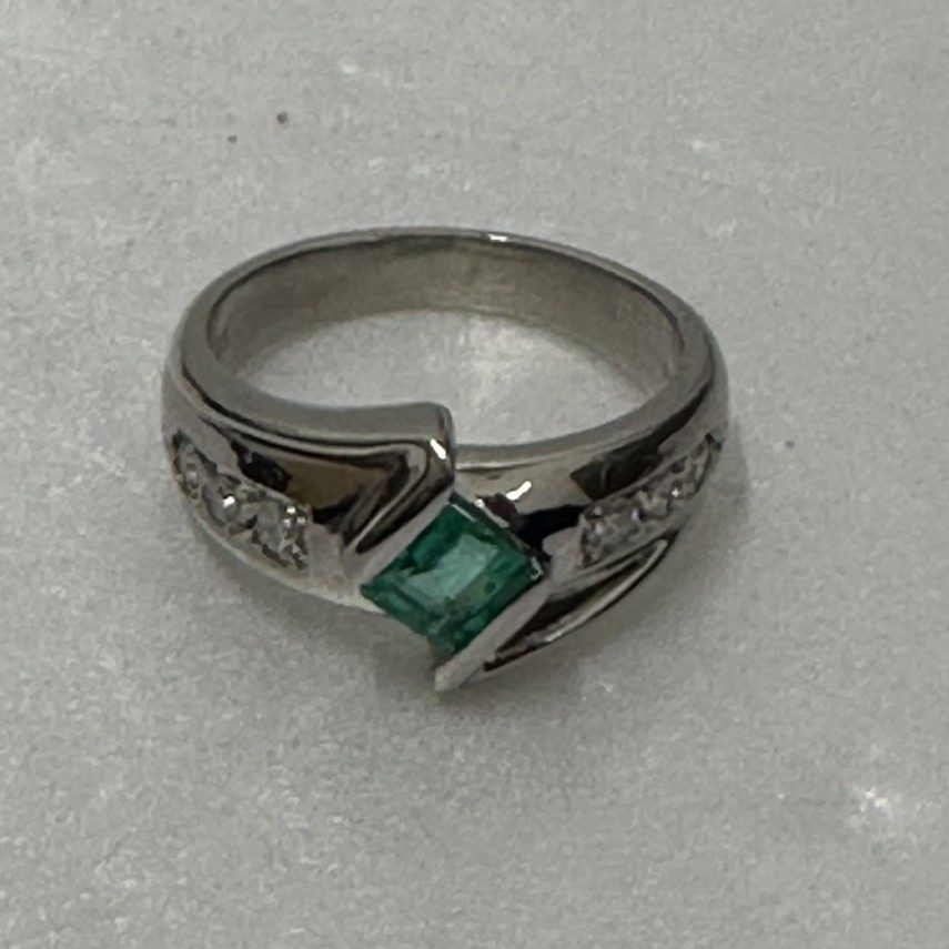 Pt900　エメラルド　リング