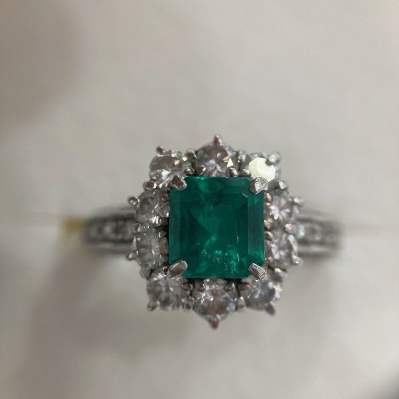 エメラルド付きプラチナリング