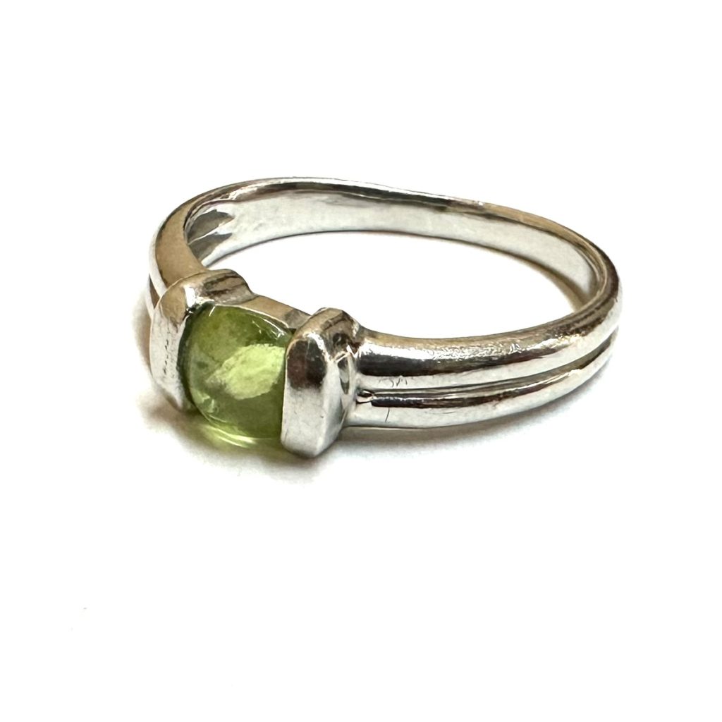 【貴金属】Pt900（プラチナ）ペリドット付 リング ジュエリー アクセサリー