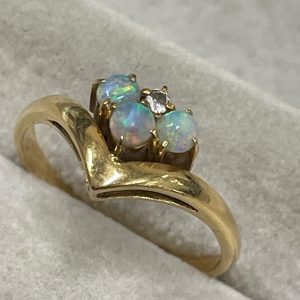 金プラチナの価格高騰中！| k18オパールダイヤモンド付きリングの買い取り｜龍ケ崎市上大徳新町