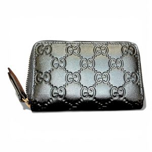 グッチのGGエンボス レザー ジップアラウンドウォレット