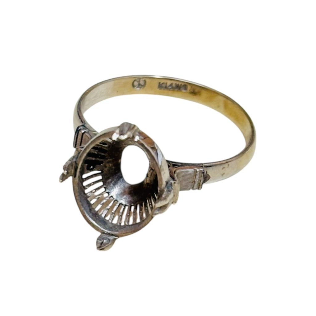 宝石が取れたリング