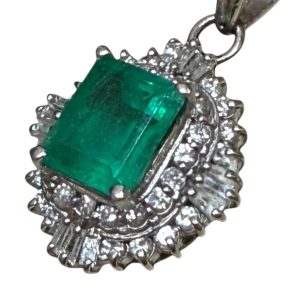 Pt900 プラチナ900 エメラルド付きネックレス