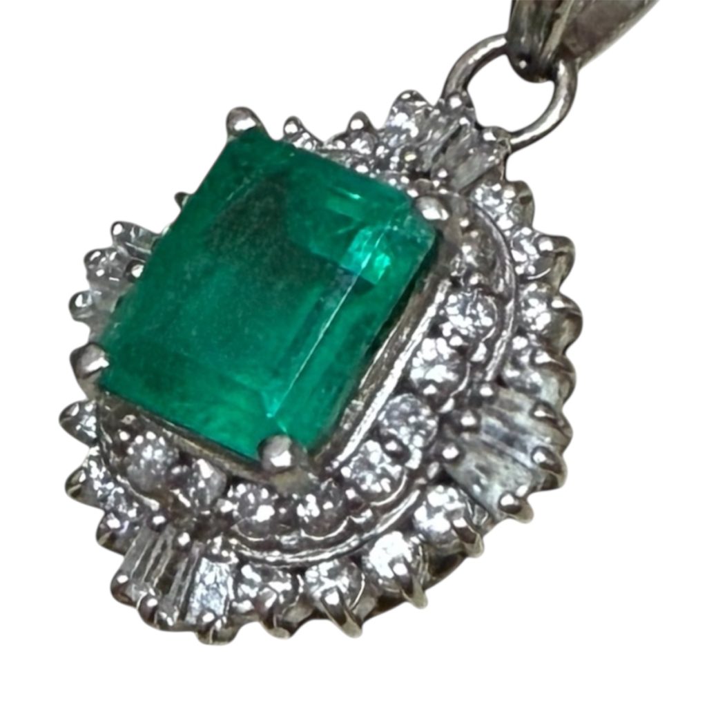 Pt900 プラチナ900 エメラルド付きネックレス