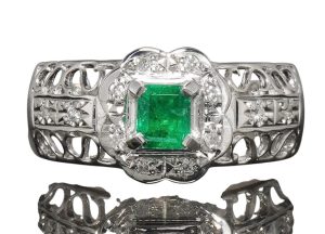 プラチナ　Pt900 エメラルド ダイヤモンド付きリング