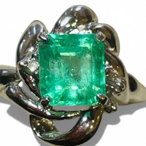 Pt900（プラチナ900）エメラルド・ダイヤモンド リング