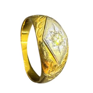 導入（店舗名＋商品紹介｜約90文字） 北海道函館市にある当店にて、Pt900素材のサファイア・メレダイヤ付きリングをお買取りしました。深みのあるブルーが印象的な、気品あるジュエリーです。  状態説明・査定ポイント｜約220文字 リングにはPt900の刻印が確認でき、プラチナ特有の重量感と耐久性がしっかり感じられるお品でした。センターにはサファイアがセットされ、その周囲を囲むようにメレダイヤが配置されており、クラシカルなデザインが魅力です。サファイアには肉眼で分かる大きな欠けはなく、内部インクルージョンは見られるものの、色味と透明感のバランスが良好でした。リングアームには日常使用による細かなスレがありましたが、歪みはなく、2026年現在のプラチナ相場と宝石評価を総合して査定しています。  お客様エピソード＋相場背景｜約130文字 「昔購入したけれど最近は使わなくなった」と函館市内のお客様。色石ジュエリーの需要が安定している点も後押しとなりました。  地域訴求・来店促進｜約60文字 函館市でサファイアリングの買取なら当店へ。使用感があっても丁寧に査定いたします。