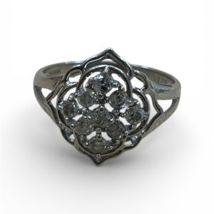 Pt900（プラチナ900）リング（メレダイヤ付き）