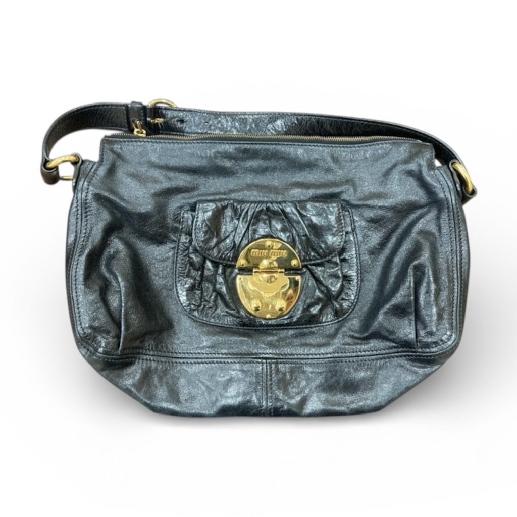 miu miu（ミュウミュウ）ブラックレザー・ショルダーバッグ（型番：122）