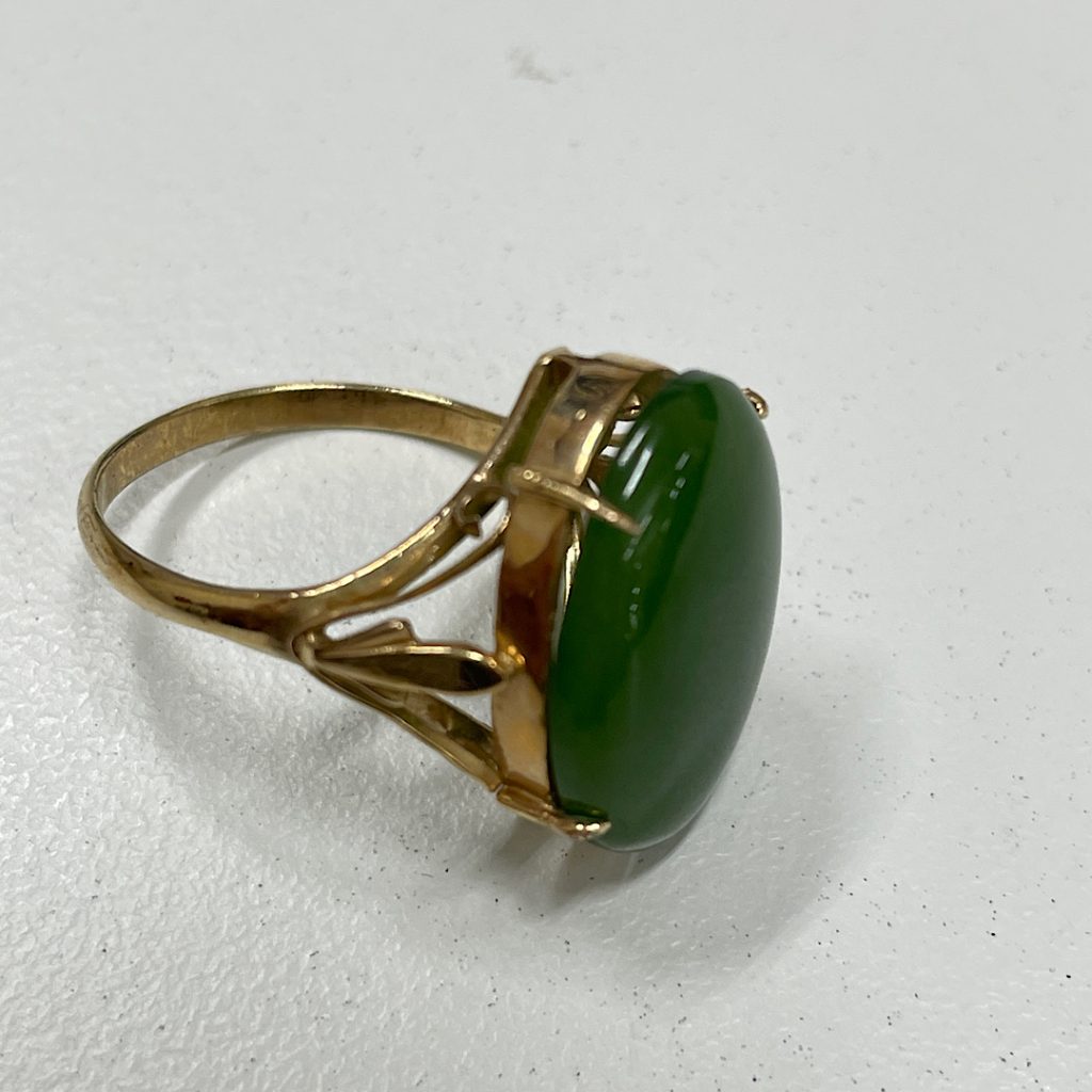 金プラチナの価格高騰中！| k18翡翠付きリングのお買い取り｜取手市藤代