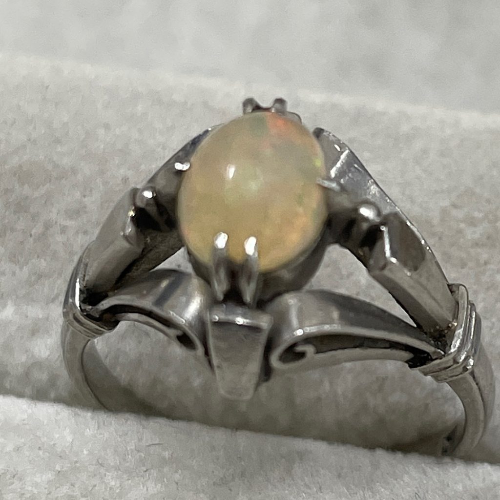 金プラチナの価格高騰中！| pt900オパール付きリングのお買い取り｜我孫子市南青山